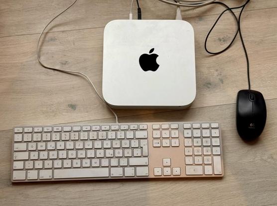 ein Apple mac mini mit Tastatur und Maus