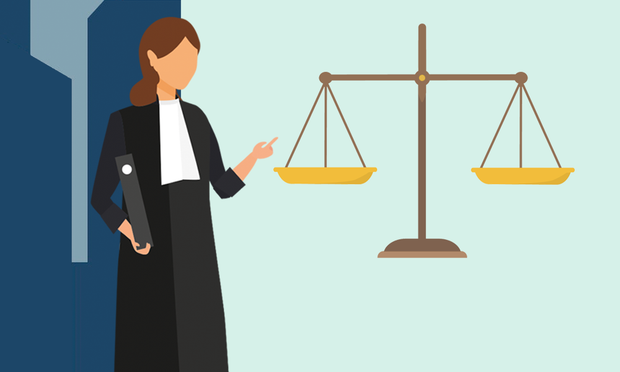 Afbeelding van een rechter met een wetboek in de hand. Naast de rechter staat een weegschaal.