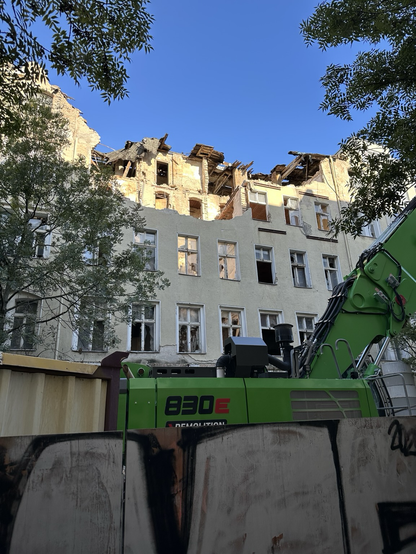 ein abrisshaus. das dach ist schon abgetragen.