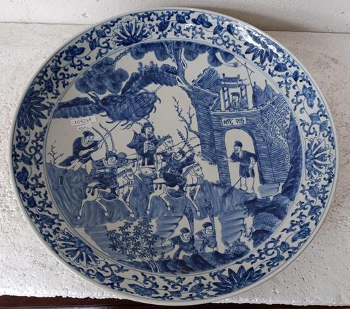 Grande piatto decorativo in porcellana cinese bianco e blu dipinto a mano