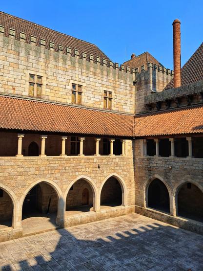 [pt] pátio interior de um edifício em pedra do século XIII

[en] interior courtyard of a 13th century stone building