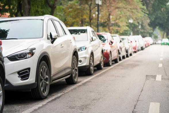Una fila de coches aparcados. (GETTY)