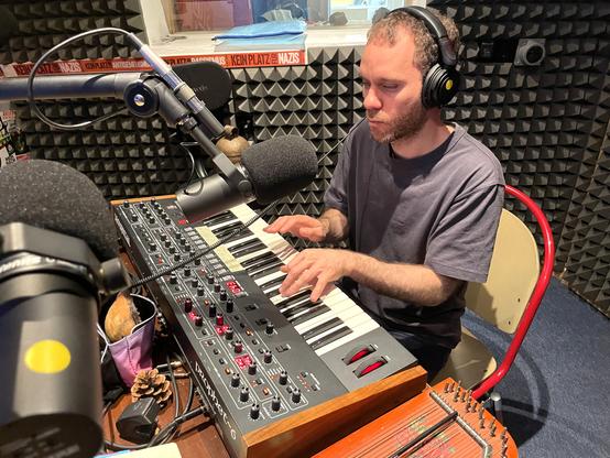 Khaled Kurbeh plays - his hands are like clouds waiting to fall