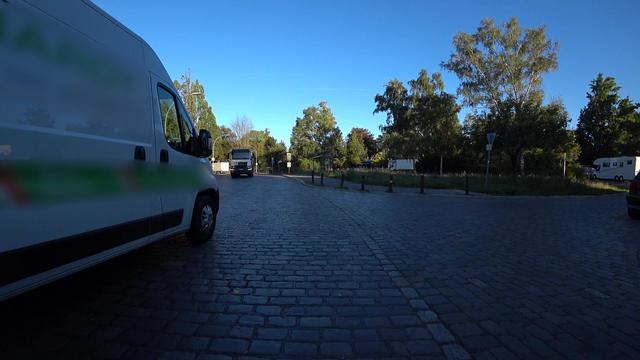 Straßenszene
In einer Linkskurve überholt ein Transporter (links im Bild), obwohl ein LKW entgegen kommt. Der Transporter schneidet den Radfahrer.