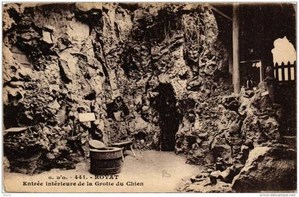 Royat Entrée intérieure de la Grotte du Chien à #Royat (#PuyDeDôme)  #CartePostaleAncienne 👉 https://cartorum.fr/carte-postale/504434/royat-royat-entree-interieure-de-la-grotte-du-chien