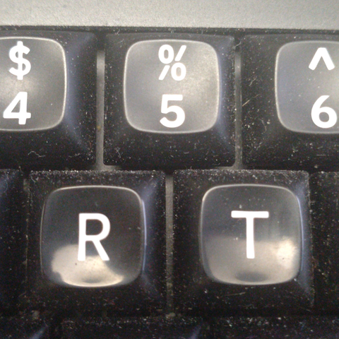 Nahaufnahme der Taste 5 und deren direkten Nachbartasten auf einer Tastatur mit TEX-ADA-Tastenkappen. Die Oberfläche der Tasten sind glänzend, die Seitenwände haben etwas Staub, die Beschriftung ist sehr gut lesbar da die Tasten im Double-Shot-Verfahren hergestellt wurden. Man sieht die metallene Plate zwischen den Tasten durchscheinen.