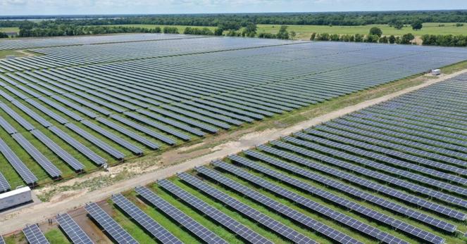 トランプ政権、グリーンエネ補助金130億ドル中止へ　前政権が確約 | ロイター