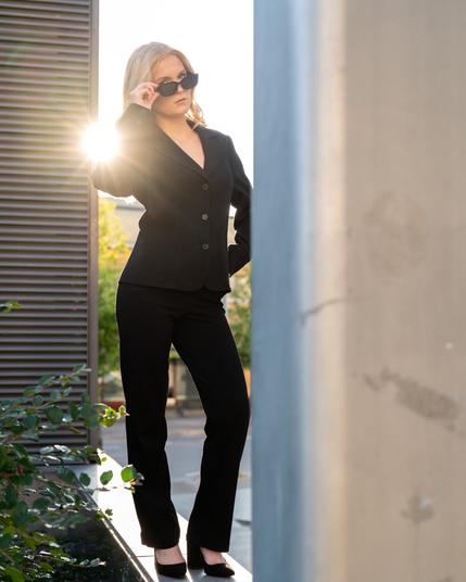 Mallikuvaus Lappeenrannassa. Malli poseeraa street fashion tyylisessä valokuvauksessa. Valokuvaaja Kuvaajankulma Lappeenranta. Model photography