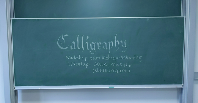 Grüne Tafel mit Schriftskizze in Frakturschrift „Calligraohy“ …