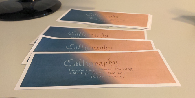 Bunte gedruckte Papierformate mit Schreibschrift.