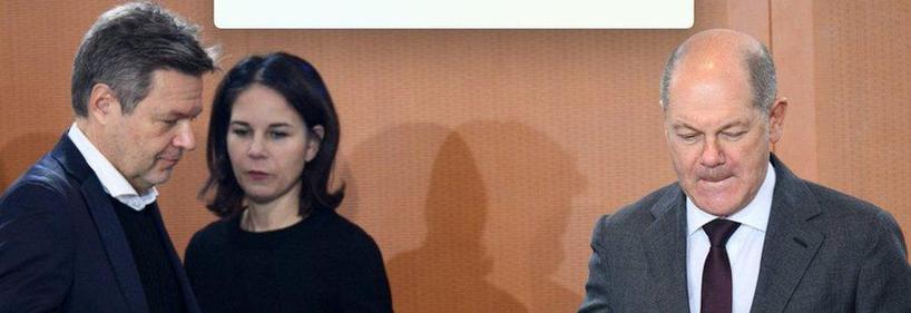 A photograph of two Greens and Prime Minister Scholz