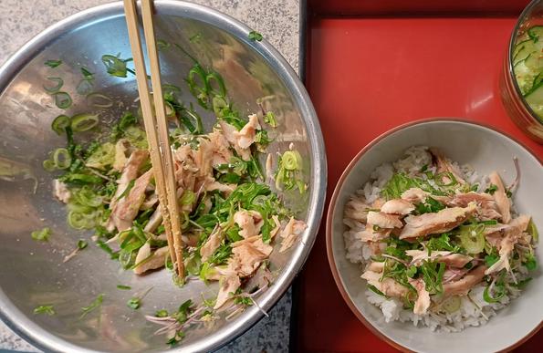 Fischflocken u. Gemüse werden in einer Schüssel gemischt