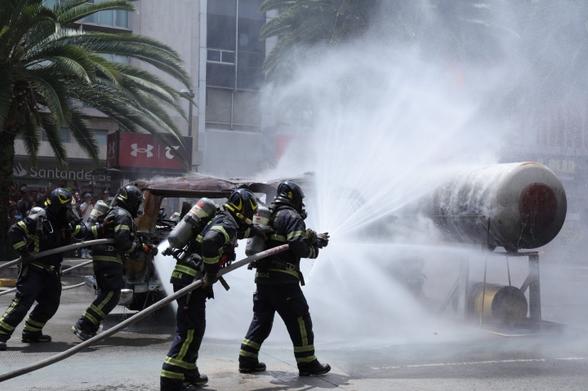 Bomberos en accion