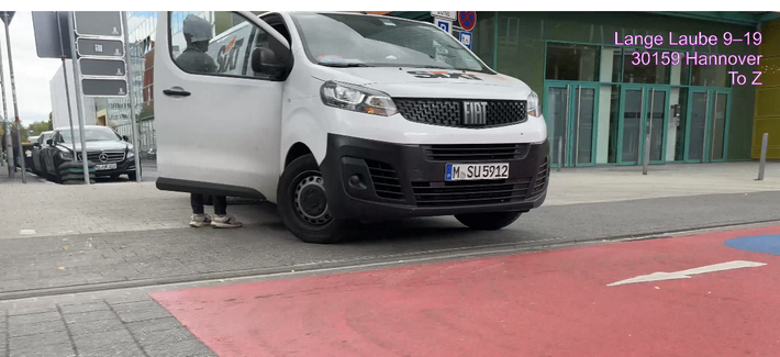 Super Helden stehen  im Sichtdreieck  in Kreuzugeb - Da der Illegale Verbotene MKV- Die exklusive- Für Lieferverkehr freigegebene Premium zentralste Radverkehrs Anlage blockieren.