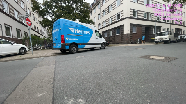 In jede Strasse - Außerhalb der weitläufigen Sichtdreieck von Kreuzungen legal echte LadeZonen einrichten- statt Für den Privaten Eigentum auf 4 Rädern den begrenzten Öffentlichen Straßenverkehrsraum dafür zu opfern.