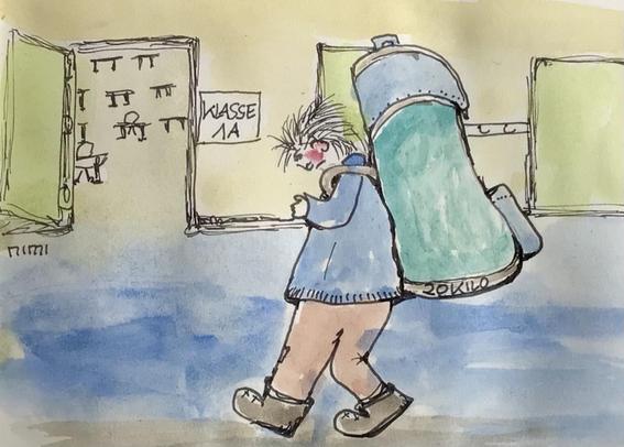 Zeichnung aquarelliert Cartoonart. Ein kleines Mensch in blauem Pulli und braunen Hosen, das angestrengt einen riesigen, türkis-blauen Schulrucksack trägt, läuft in einem Schulhausgang in Richtung eines offenen Klassenzimmers. Daran ein Schild mit der Aufschrift: Klasse 1A.
