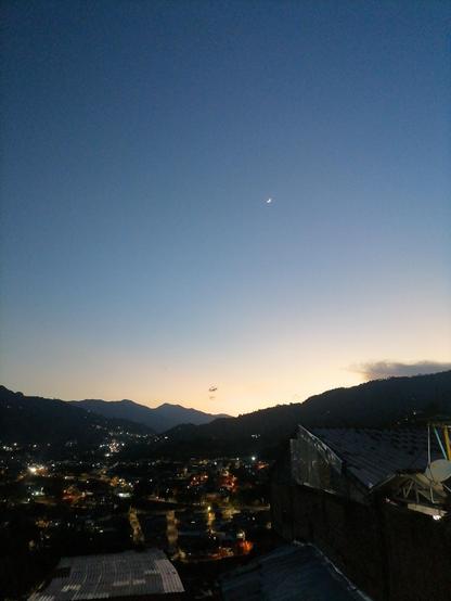 atardecer en Ibagué al fondo las montañas