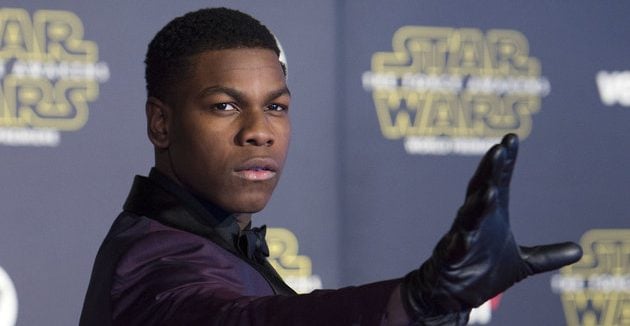 <img alt="John Boyega critica la trilogia sequel di Star Wars: “Finn e altri personaggi meritavano di più”" class="webfeedsFeaturedVisual wp-post-image" height="326" src="https://i3.wp.com/www.starwarsnewsnet.com/wp-content/uploads/2016/06/john-boyega-e1758722326939.jpg?w=630&amp;resize=630,326&amp;ssl=1" style="display: block; margin-bottom: 5px; clear: both;" title="John Boyega critica la trilogia sequel di Star Wars: “Finn e altri personaggi meritavano di più”" width="630" /><div class="starw-prima-del-contenuto_4" id="starw-3097408662"><div id="addendoContainer_Interstitial"></div></div><p>John Boyega, conosciuto dal grande pubblico per il ruolo di <strong>Finn</strong> nella trilogia sequel di <em>Star Wars</em>, non ha mai nascosto il proprio malcontento verso il trattamento riservato al suo personaggio e, più in generale, alle figure non bianche introdotte nella saga. Già in passato aveva espresso opinioni critiche, e di recente è tornato sull’argomento in occasione del <strong>Florida Supercon</strong>, durante un intervento riportato da <em>Popverse</em>.</p><div class="starw-contenuto_6" id="starw-1685253845" style="margin-top: 2px; margin-bottom: 2px;"><!-- BOX 300x250 Articolo 1 -->
<div id="addendoContainer_9001" style="width: 300px; height: 250px;">
</div></div>
<h2>Una visione alternativa della saga</h2>
<p>Boyega ha spiegato che, se fosse stato produttore della trilogia fin dall’inizio, avrebbe seguito un approccio molto diverso. Secondo l’attore, sarebbe stat