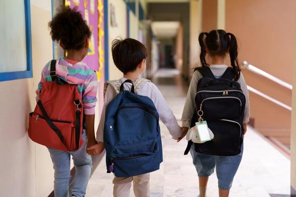 Tres niños, 'de la manita' en el colegio, en una imagen de recurso (Getty Images)