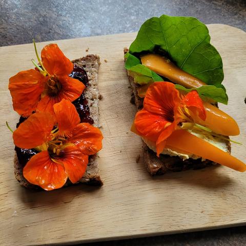 Brot mit Kapuzinerkresseblüten