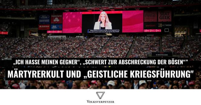 Man sieht die voll besetzte Halle während der Trauerfeier für Charlie Kirk. in der Halle sieht man eine große, vorwiegend rote Bühne, auf deren Videoleinwand ein überlebensgroßes Bild der Witwe von Kirk zu sehen ist. Sie hat blonde lange Haare und trägt einen weißen Blazer, darunter ein schwarzes Top.