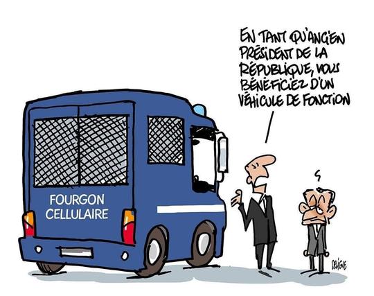 Devant un fourgon cellulaire, un homme en livrée dit à Sarko "En tant qu'ancien président de la République vous bénéficiez d'un véhicule de fonction".