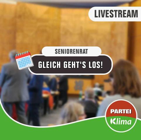 Zu sehen ist eine Totale des Plenarsaals unseres Düsseldorfer Rathauses. In einem weißen Kasten mit abgerundeten Ecken steht in schwarzer Sprache "Seniorenrat". Darunter steht in einem anthrazitfarbenen Kasten mit weißen Buchstaben: „Gleich geht's los!"