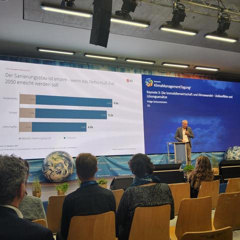 Helge Scheunemann auf der Klimamanagementtagung zeigt Daten zum Sanierungsstau.