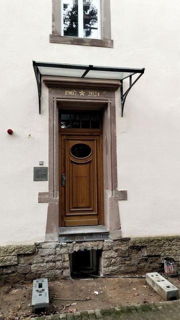 die neue Tür im alten Stil ist ein echter Hingucker.