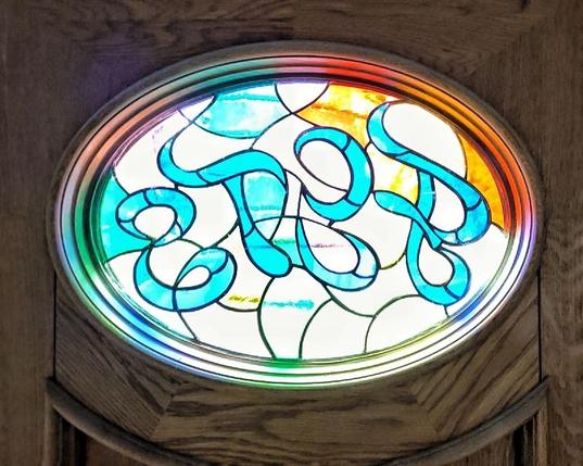 ein besonderes Bonbon: der Schriftzug 'FGTS' als Tiffany-Arbeit in der ovalen Glasscheibe der Eingangstür