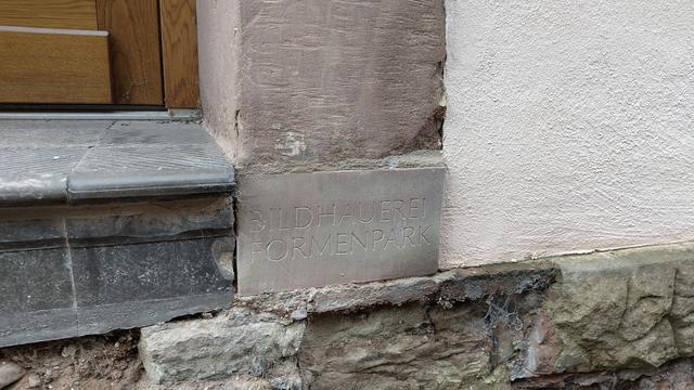 die Bildhauerei Formenpark durfte sich im Gewände der Eingangstür verewigen.
Dafür haben wir die vergoldete Inschrift "1907*2025" spendiert.