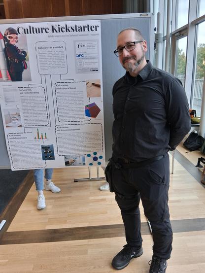 Jonathan Geiger vor seinem Kickstarter-Plakat.