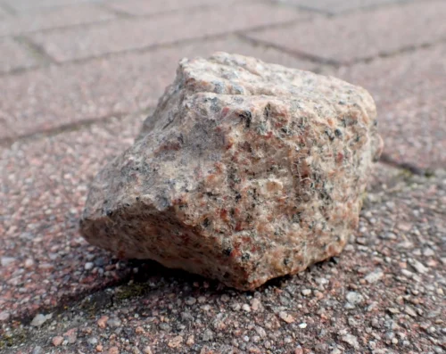 Ein Stein auf dem Straßenpflaster