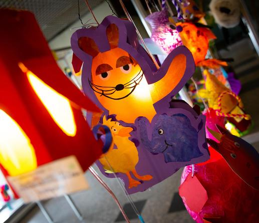 Bunte Laterne in Form der Maus aus der Kinderserie 'Die Sendung mit der Maus', umgeben von weiteren Laternen.