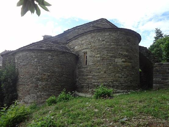 Eglise Notre-Dame-de-la-Salette à #SaintPrivatdeVallongue (#Lozère) Bâtie au XIIe siècle par les moines bénédictins de Cendras, l'église était au centre d'un important village disparu. Pendant la Révolution, el...
Suite 👉 https://monumentum.fr/monument-historique/pa00103934/saint-privat-de-vallongue-eglise-notre-dame-de-la-salette
#Patrimoine #MonumentHistorique
Photo CC-BY-SA 4.0 : Sébastien Thébault