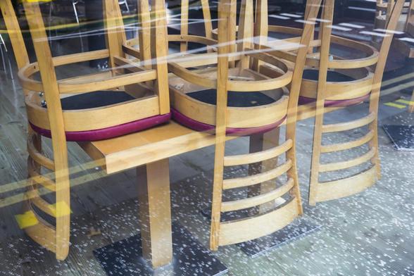 Sillas de un bar cerrado. (Getty Images)