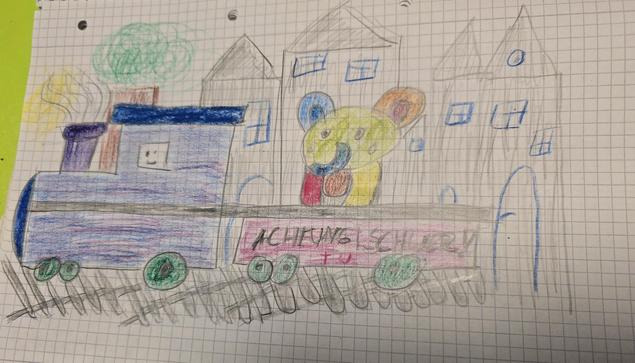 Eine Lokomotive 
Zieht einen Wagen mit einem Wesen und der Aufschrift "Achtung! Schwer!"
Zu sehen sind Gleise unter dem Zug, ein bisschen Sonne und ein Baum und Häuser hinter dem Zug 
Alles gezeichnet, bunt