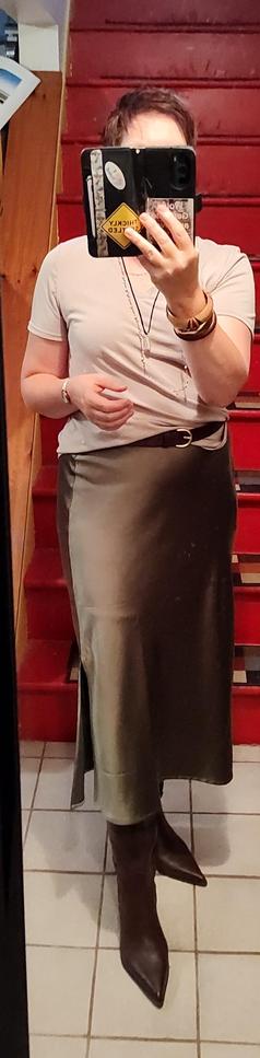 Beige v neck T, tucked haphazardly into brown suede belt. Green satin skirt. POINTY brown boots!!! Mermaid jewelry.