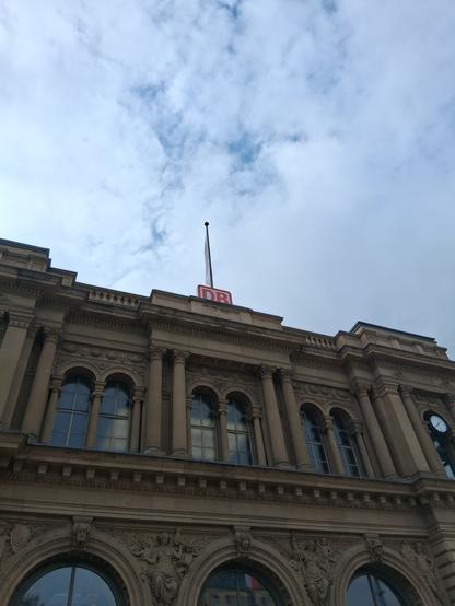 Ein wenig Himmelblau kommt überm Mainzer Hauptbahnhof durch.