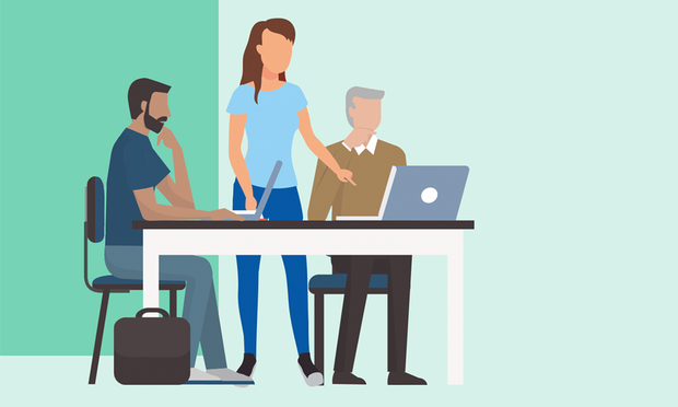 groepje mensen rondom een tafel en een laptop