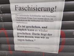 Auf einem Rolladen klebt ein Plakat mit dem Text der oben im Toot zu lesen ist. 
Unter dem Text steht noch: V.i.S.d.P.: Klara Fall, Weisestraße 53, 12049 Berlin