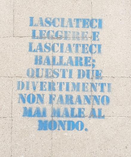 Lasciateci leggere e lasciateci ballare: questi due divertimenti non faranno mai male al mondo.