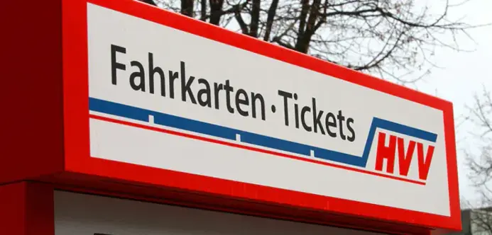 Beschriftung eines Fahrkartenautomaten in Hamburg mit dem Text Fahrkarten - Tickets HVV