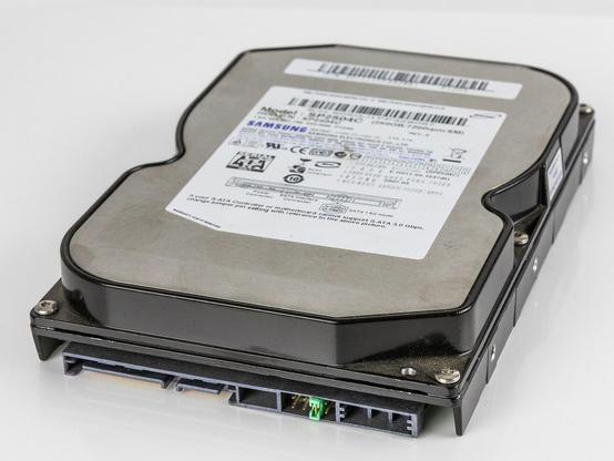 Schrägansicht auf die Festplatte, vorne links der SATA- und Stromanschluss