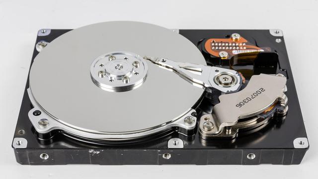 Geöffnetes Gehäuse. Links bis Mitte: Der doppelte Plattenstapel, rechts der Schreib-/Lese-Kopf