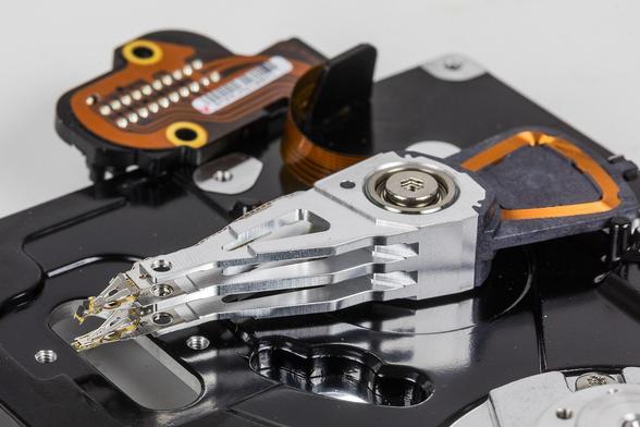 Der Schreib-/Lesekopf, nach links ausgerichtet, für zwei Platten im Stapel