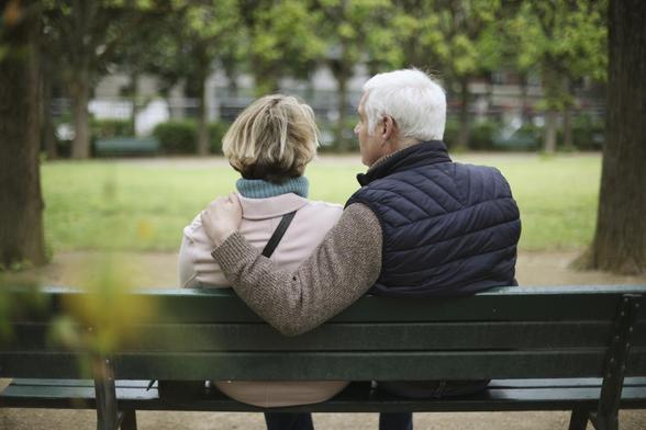 Una pareja de ancianos sentada en un banco público. (Getty Images)