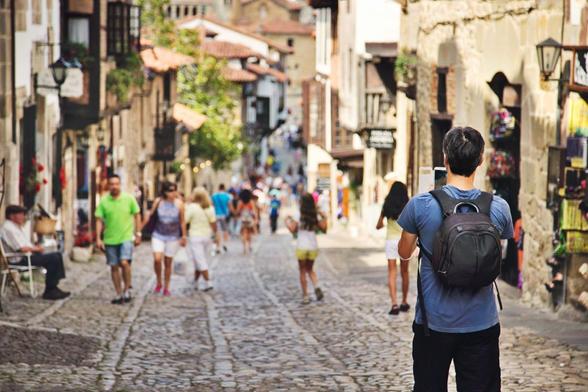Calle del pueblo Santillana del Mar, Cantabria. (Sol de Zuasnabar Brebbia via Getty Images)