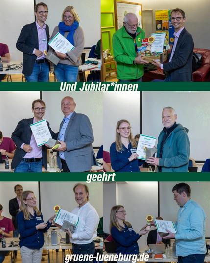 Eine Collage aus sechs Fotos. Menschen überreichen sich Urkunden, Blumen und Geschenke. Die Fotos zeigen verschiedene Zweiergruppen, die lächelnd posieren oder sich die Hände reichen. Mehrfach sind grüne Sonnenblumen-Symbole und Urkunden mit dem Logo der Grünen zu sehen. In der Mitte der Collage steht in weiß-grüner Schrift: „Und Jubilar*innen geehrt“. Unten rechts: „gruene-lueneburg.de“.