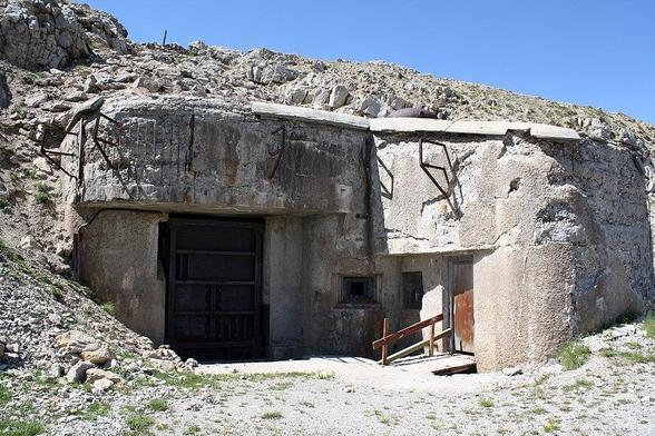 Forteresse du Janus à #Montgenèvre (#HautesAlpes) Le Janus est aujourd’hui propriété de la commune de Montgenèvre qui l’a acquis récemment. Une étude est en cours pour sécuriser l’ouvrage afin de l’ouvrir proch...
Suite 👉 https://monumentum.fr/architecture-contemporaine-remarquable/acr0001416/montgenevre-forteresse-du-janus
#Patrimoine #ArchitectureContemporaine
Photo CC-BY-SA 4.0 : Les Bergers des Pierres - Moselle Association